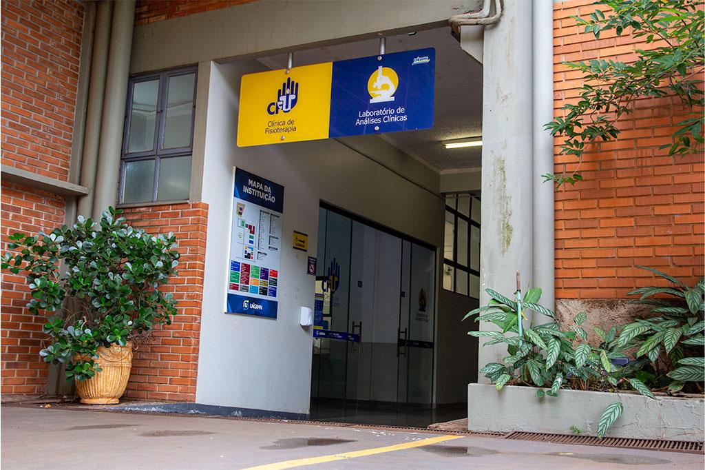 Imagem da entrada da clínica de Fisioterapia