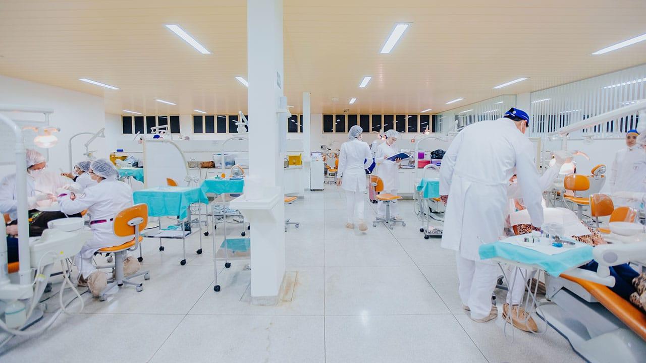 Imagem da entrada da clínica de Fisioterapia